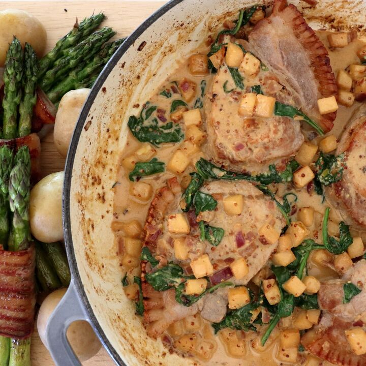 Pork chops in a creamy sauce