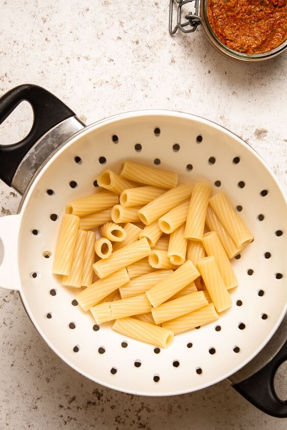 red pesto pasta, Cooking the pasta