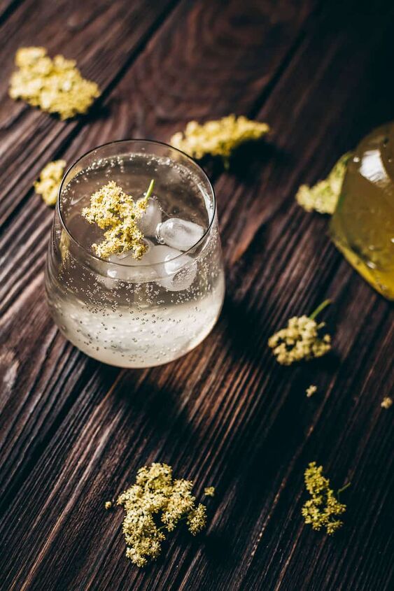 elderflower fizz mocktail, a glass of sparkling elderflower fizz drink recipe