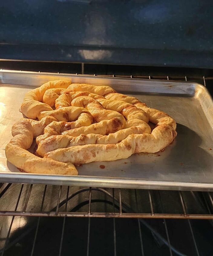 heart shaped cinnamon roll, cinnamon roll cooking in the oven