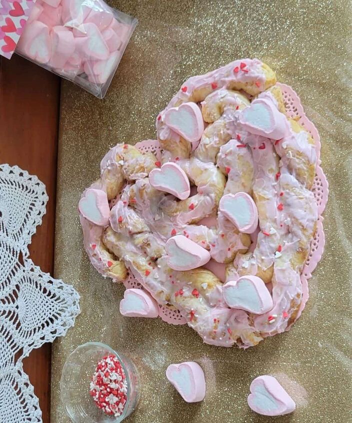 heart shaped cinnamon roll, heart shaped cinnamon rolls with pink marshmallow hearts