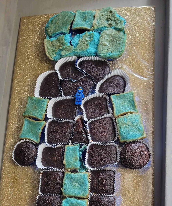 how to make a ninjago lego cake, chocolate and blue cupcakes in the shape of a person