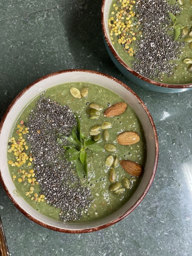 antioxidant packed green smoothie bowl
