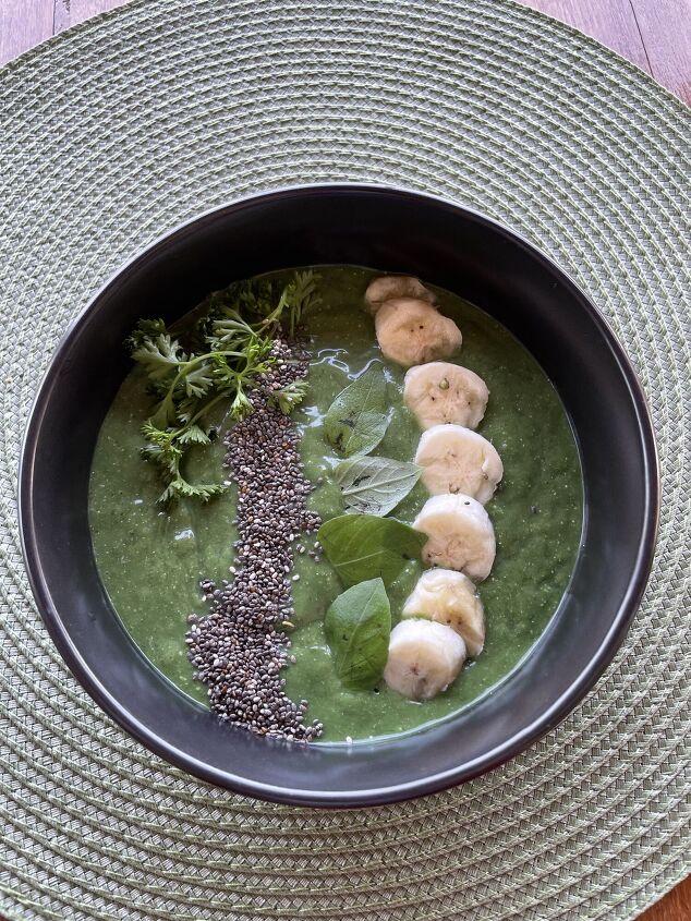 antioxidant packed green smoothie bowl