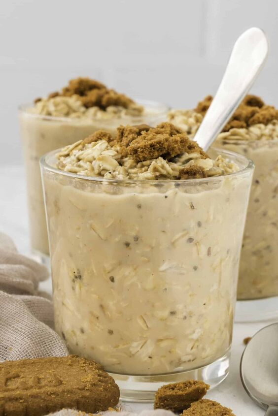 creamy biscoff overnight oats, A glass jar with cookie butter overnight oats