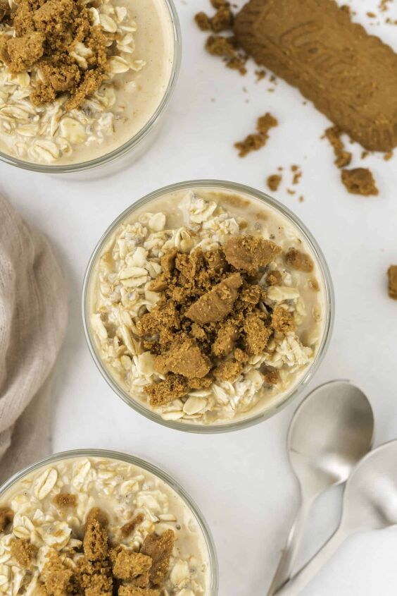 creamy biscoff overnight oats, Adding the oats to a jar with Biscoff cookies crushed on top
