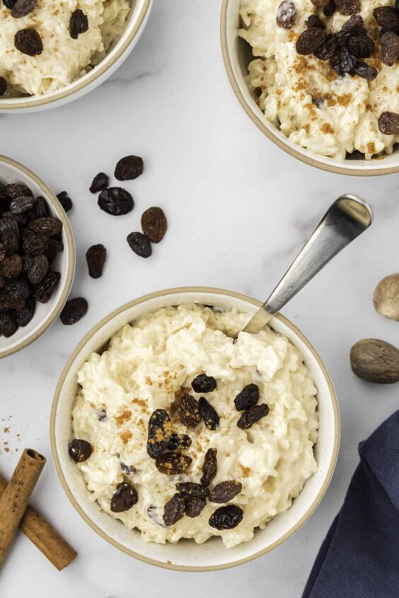 creamy rice pudding with condensed milk, Bowls of rice pudding with cinnamon and raisins