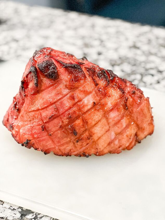 the best wine pairings with ham, Honey glazed ham with crispy crust on cutting board