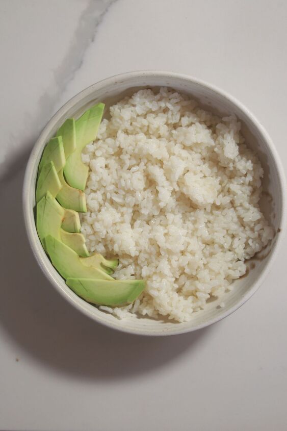 poke bowl with spicy mayo, Adding sliced avocado to the rice