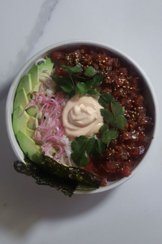 poke bowl with spicy mayo, Adding cilantro and spicy mayo to the top of the bowl
