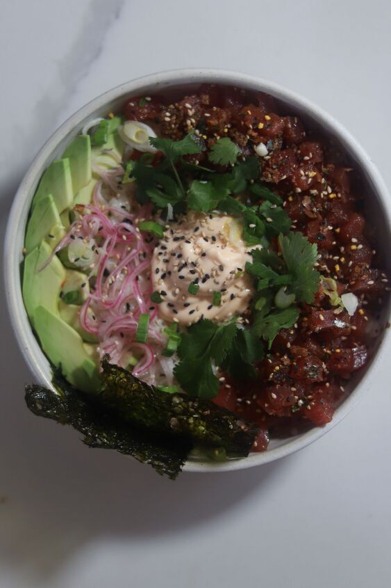 poke bowl with spicy mayo, Sprinkling with green onions and sesame seeds