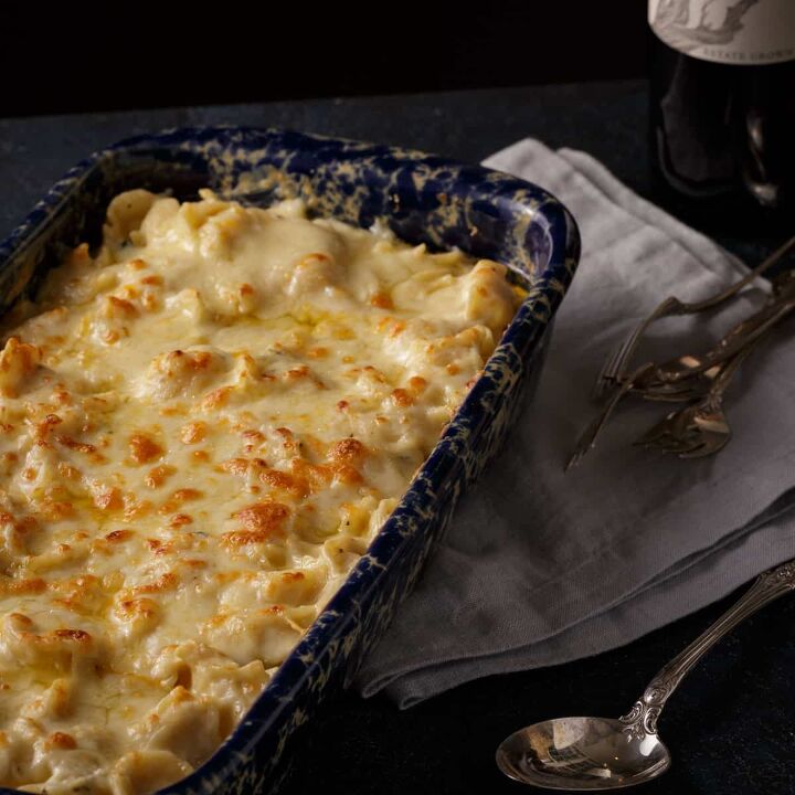 easy brisket macaroni cheese casserole, A blue casserole dish filled with brisket and topped with Mac Cheese