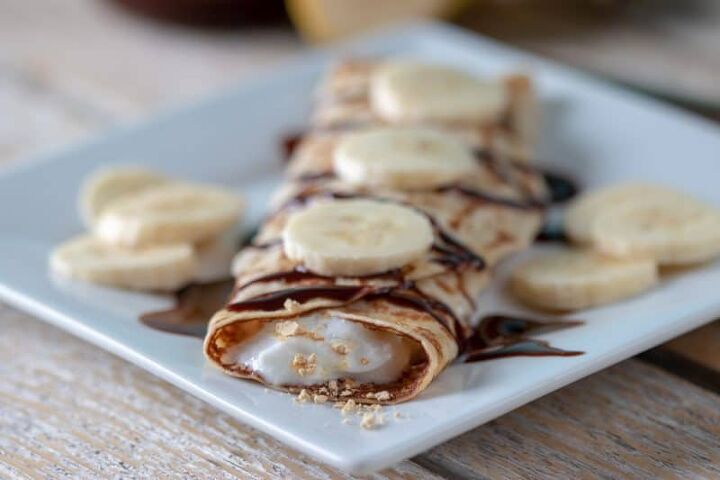 weight watchers chocolate banana crepes, Weight Watchers chocolate banana crepes displayed on white square plate