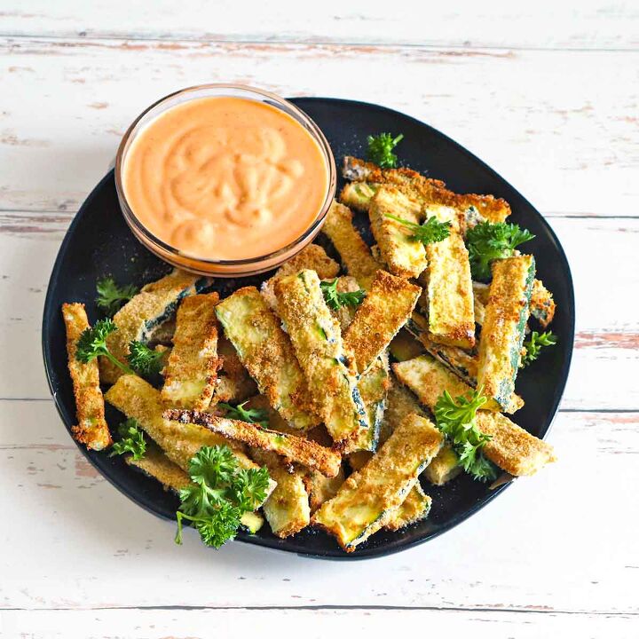 air fryer zucchini fries, A plate of zucchini fries and sriracha aioli
