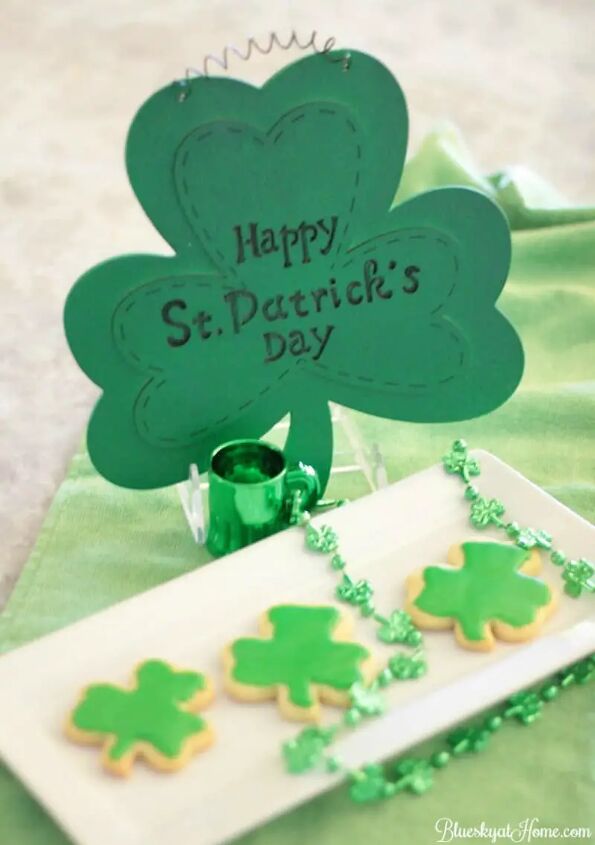 cute and easy shamrock cookies for st patrick s day, shamrock cookies