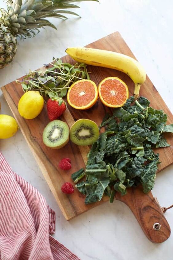green smoothie recipes for beginners, ingredients for green smoothies on a cutting board