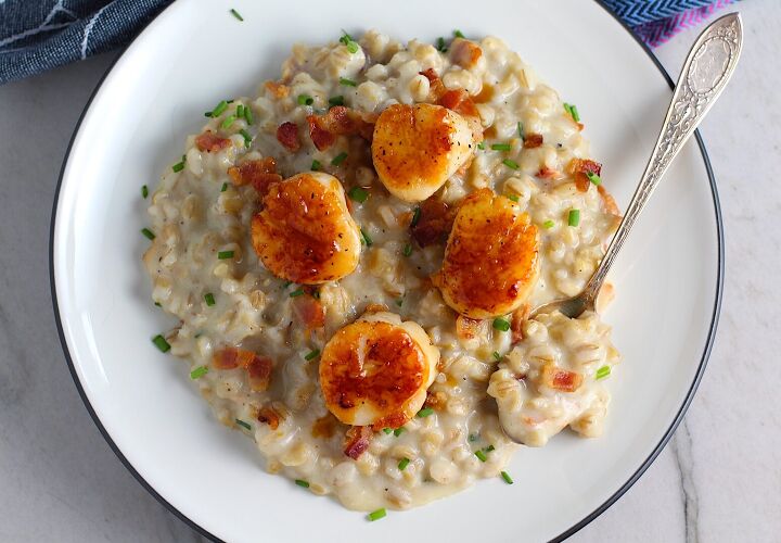 quick glazed pan seared scallops with garlic, Glazed Pan Seared Scallops with Garlic and Honey sitting on Creamy Barley with Bacon bits and chives