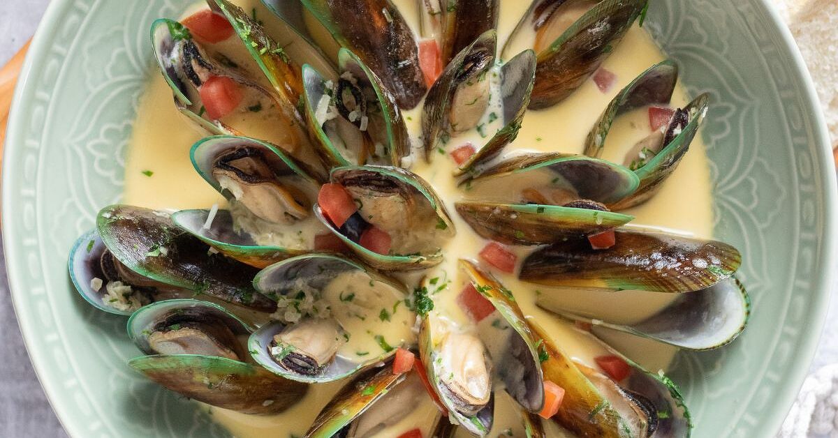Mussels in White Wine Cream Sauce | Foodtalk
