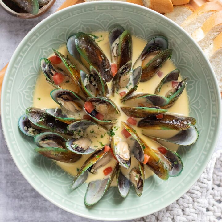 mussels in white wine cream sauce, Mussels in a white wine creamy sauce served in a large bowl