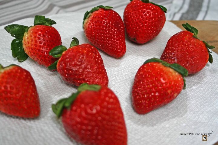 the best easiest way to make chocolate covered strawberries, chocolate cover strawberries recipe