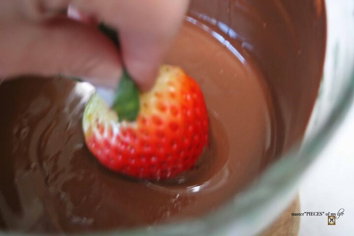 the best easiest way to make chocolate covered strawberries, chocolate dipped strawberries