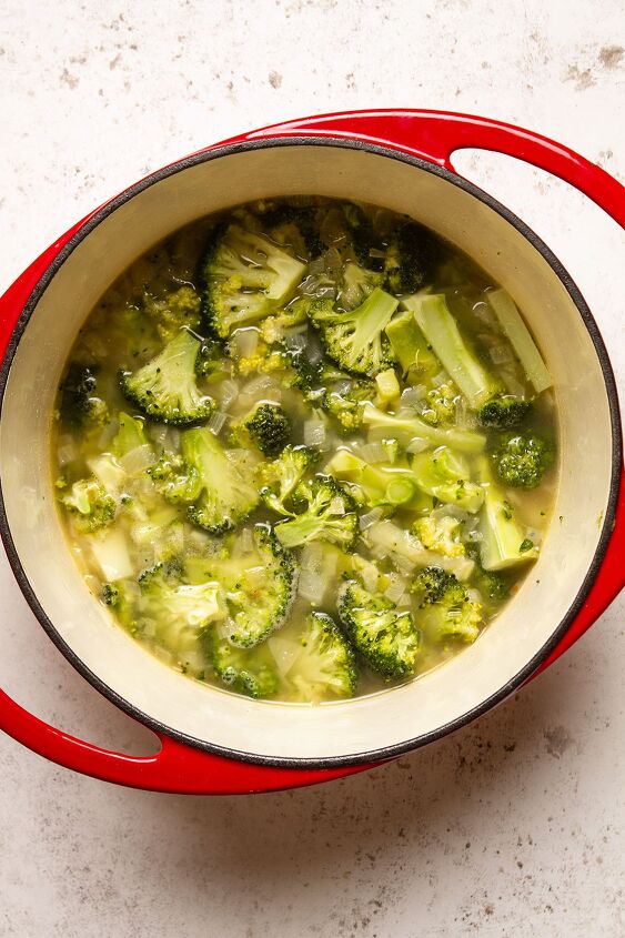 broccoli and stilton soup 5 ingredient recipe, Simmering the broccoli