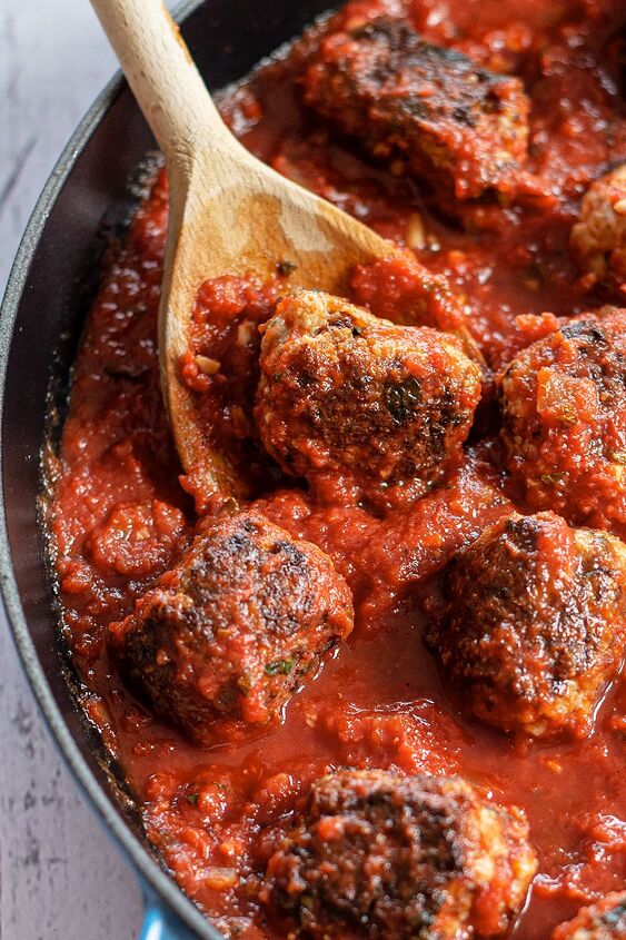 meatball sauce 20 minute recipe, a pan of turkey meatballs in tomato sauce