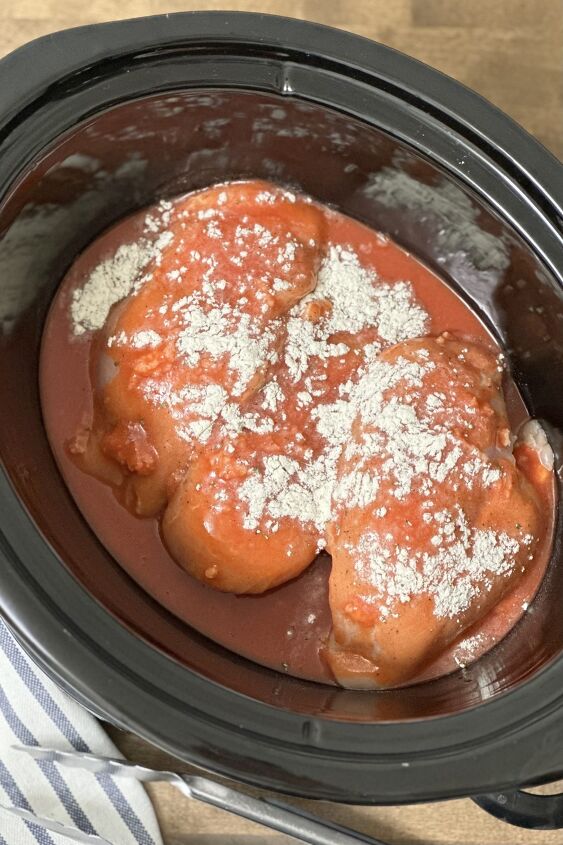 slow cooker buffalo chicken sliders, All the ingredients for slow cooker buffalo chicken sliders in the crock pot ready to cook