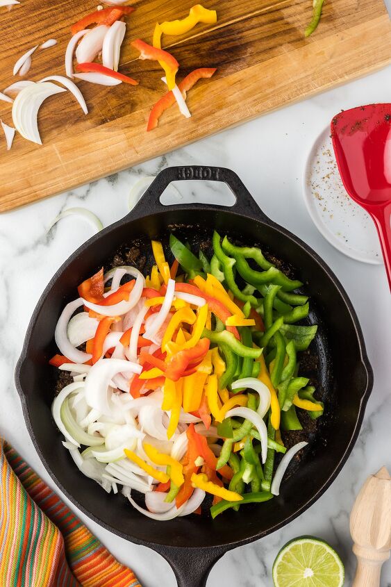 how to saute onions and peppers, Cash iron skillet with spices oil garlic peppers and onions