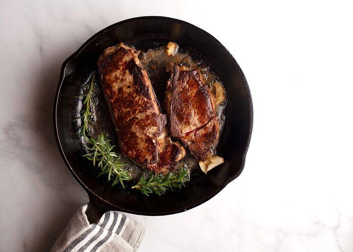 steak au poivre, Steaks in skillet with seasonings