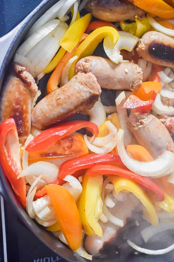 one pot sausage and peppers, The ingredients are mixed together in the pan