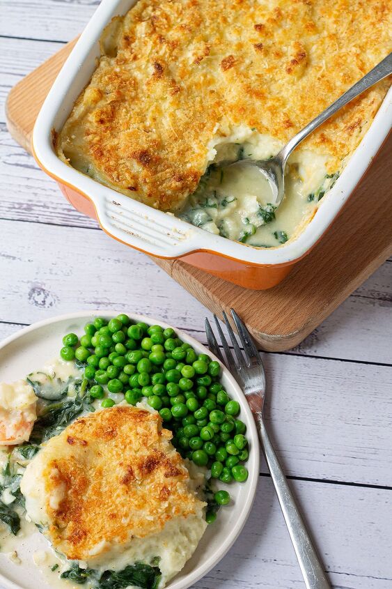 easy creamy fish pie with spinach, fish pie with spinach plated and served