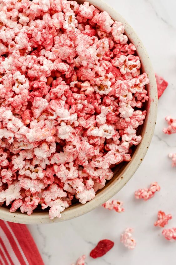 sweet salty strawberry popcorn, Strawberry popcorn in ceramic bowl