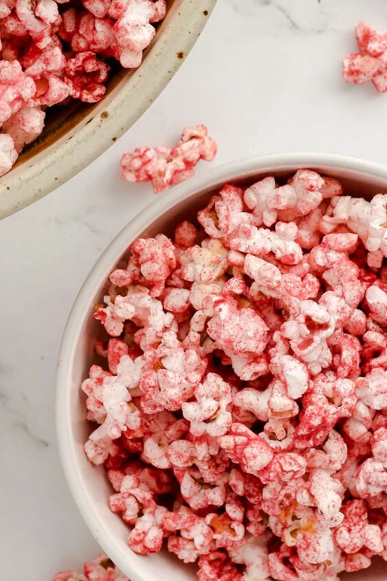 sweet salty strawberry popcorn, Two bowls of popcorn