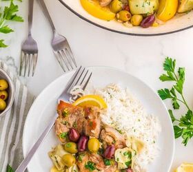 easy greek chicken thighs, Greek chicken thighs in a plate with rice and lemon