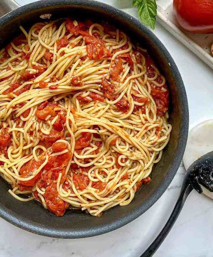 spaghetti arrabiata happy honey kitchen, Arrabiata pasta in a skillet with a spaghetti spoon and fresh ingredients