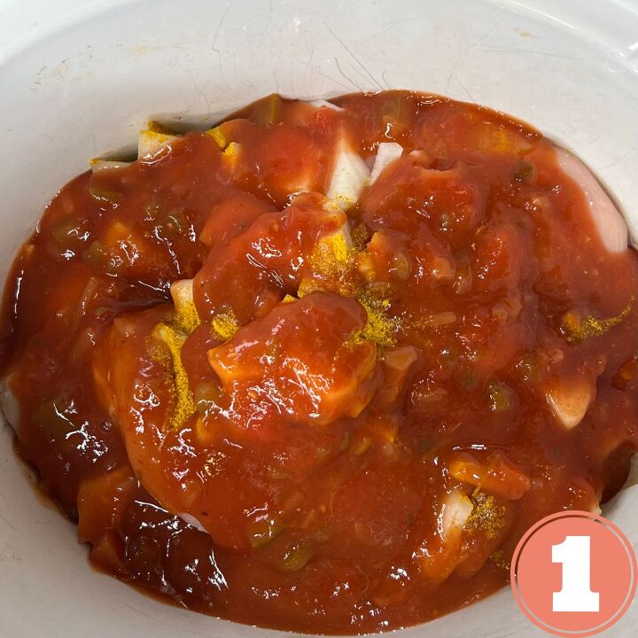 creamy crockpot chicken and salsa, Add your chicken onion salsa and curry powder to your crockpot