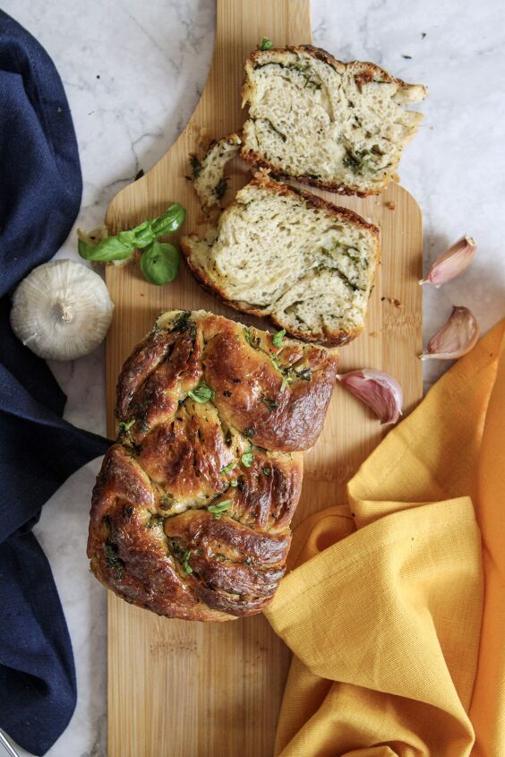 easy recipe for garlic bread twists, garlic bread twist