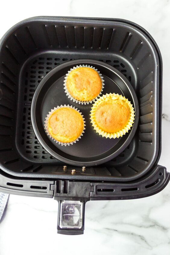 how to make cupcakes in the air fryer, air fryer cupcakes