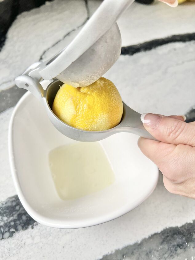 how to make lemon curd, Squeezing juice from a lemon using a juicer