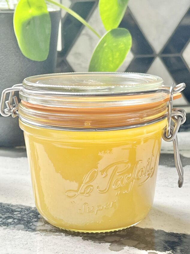 how to make lemon curd, A glass jar of fresh lemon curd