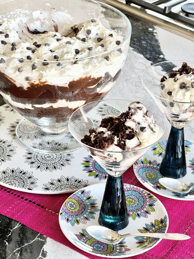 how to make a melt in your mouth chocolate trifle, A chocolate trifle in a glass trifle bowl