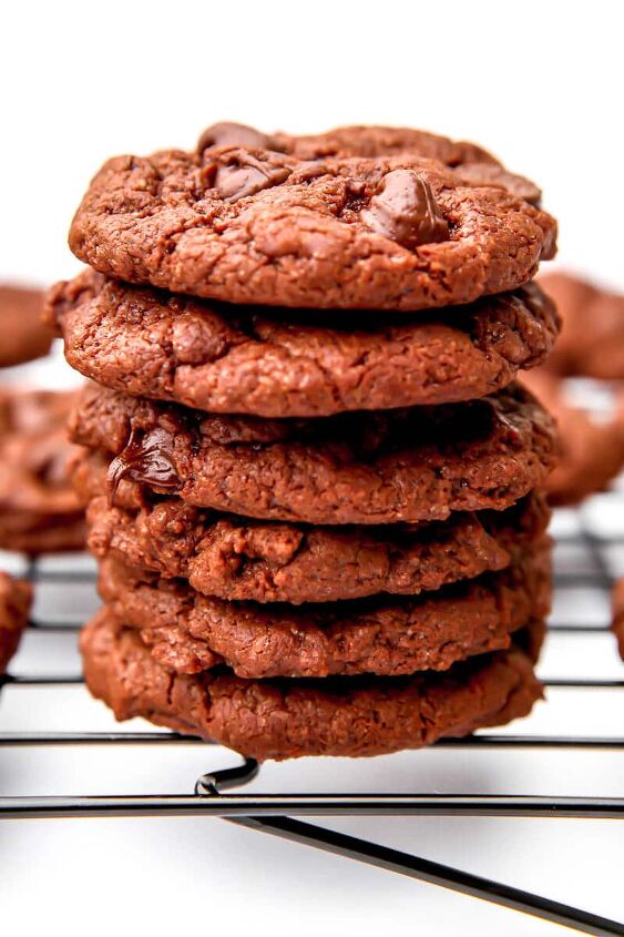 vegan chocolate cookies, A stack of 6 vegan chocolate cookies with chocolate chips on a cooling rack