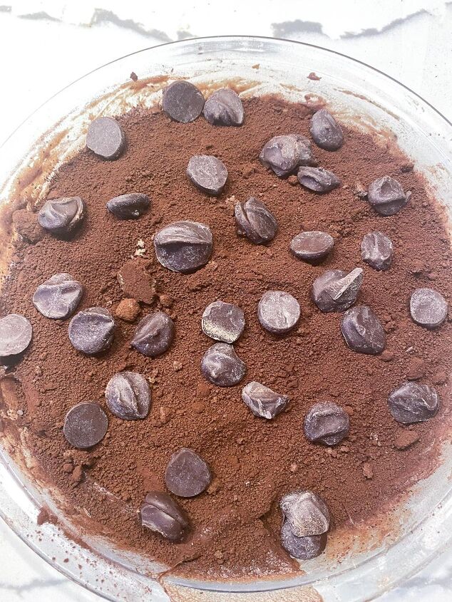 low fodmap chocolate pudding cake, large chocolate chips on top of chocolate pudding cake batter in pie plate