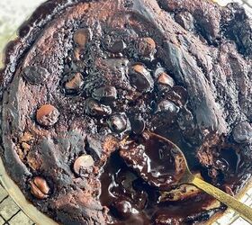 low fodmap chocolate pudding cake, Low FODMAP chocolate Pudding Cake in pie plate on cooling rack showing pudding layer