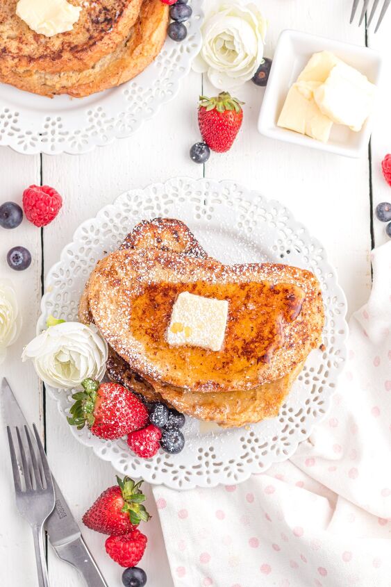 easy sourdough french toast, Sourdough French toast on plate with berries