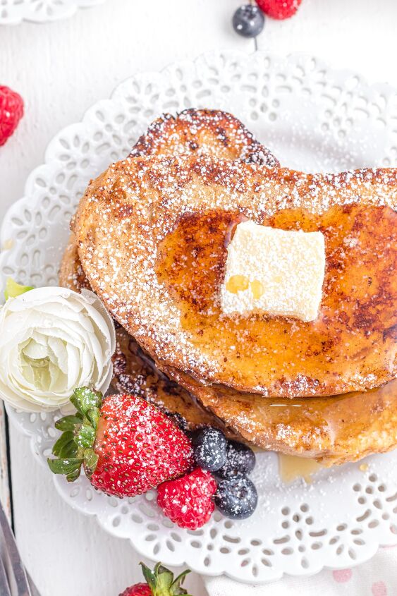 easy sourdough french toast, French toast with sourdough bread on a plate with powdered sugar and berries