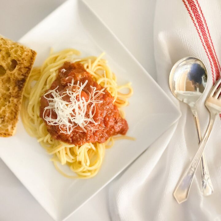 the best traditional italian pasta sauce, spaghetti with traditional italian pasta sauce plated with garlic bread