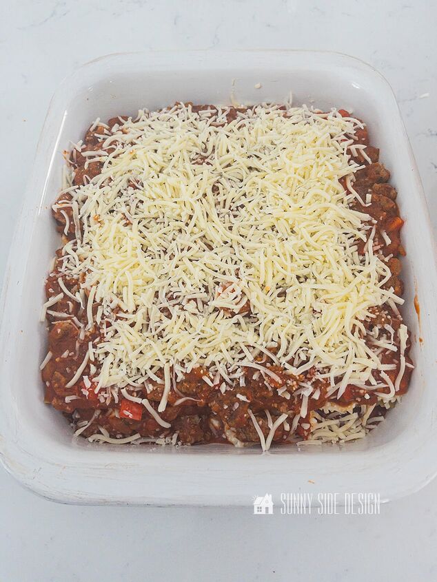 how to make the best lasagna with meat sauce, Top meat sauce layer with grated mozzarella cheese