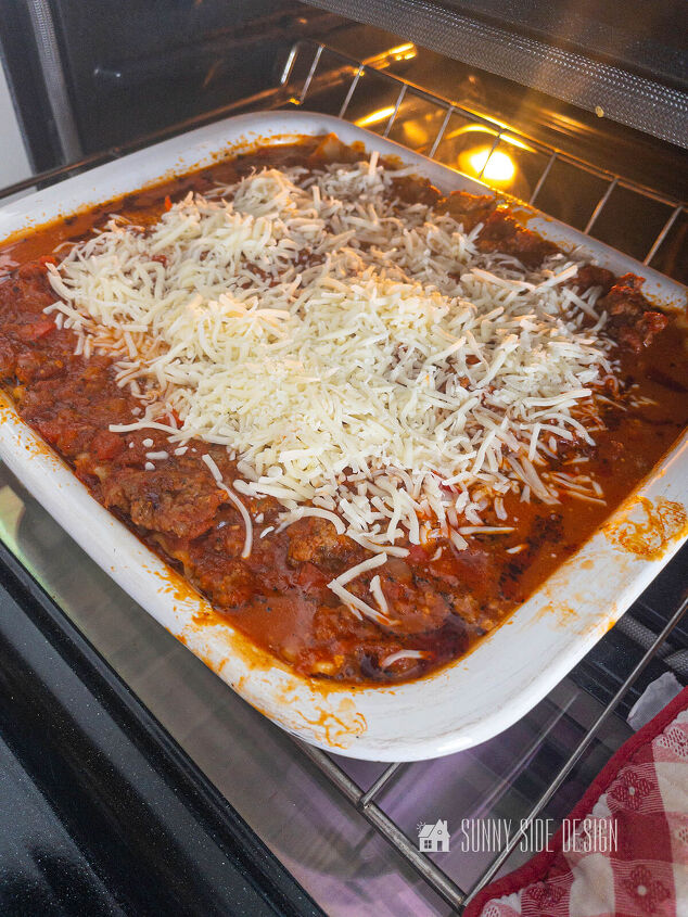 how to make the best lasagna with meat sauce, Top lasagna with additional mozzarella cheese